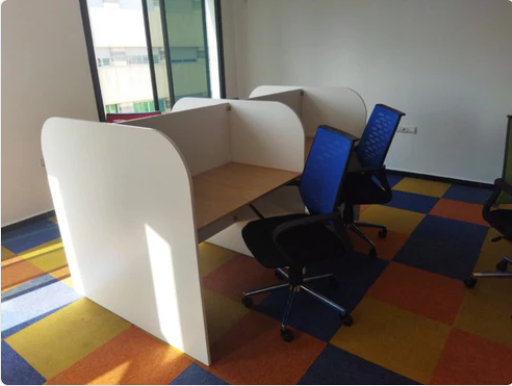 Ensemble BUREAU BENSH en bois + 4 chaises opérateurs A0313